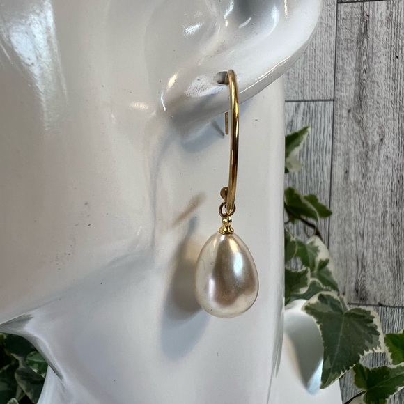 Pearl Gold Hoop Earrings -Stylish Pearl  Earrings -Elegant Minimalist Open Hoops - Picture 7 of 7